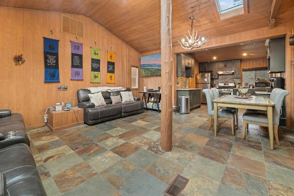 Louie Bear - Perfect cabin for families! It comes with a hot tub!